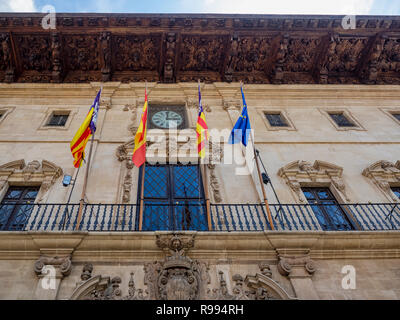 PALMA DE MAJORQUE, ESPAGNE - 23 MAI 2018 : drapeaux devant l'hôtel de ville (Ajuntament de Palma) à la Placa de Cort dans la vieille ville Banque D'Images