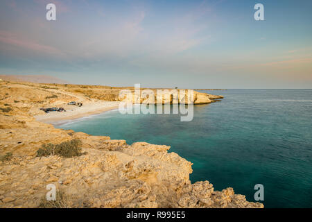 Personnes camping sur une plage de la côte sauvage du Sultanat d'Oman (OM), Moyen-Orient Banque D'Images