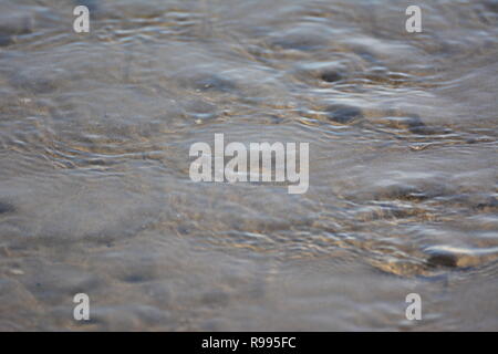 Oscillation de l'onde sur Blackrock Sands Banque D'Images