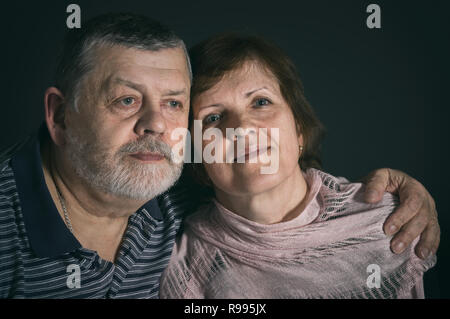 Piscine portrait of Caucasian man and woman in low key Banque D'Images