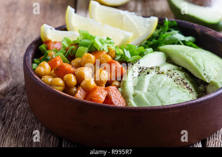 Pois chiche sain bol de quinoa à l'avocat sur table en bois rustique, des aliments à base de plantes, selective focus Banque D'Images