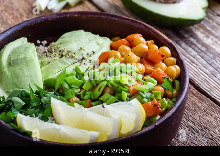 Pois chiche sain bol de quinoa à l'avocat sur table en bois rustique, des aliments à base de plantes, selective focus Banque D'Images