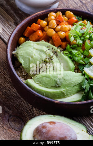 Pois chiche sain bol de quinoa à l'avocat sur table en bois rustique, des aliments à base de plantes, selective focus Banque D'Images