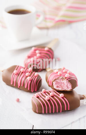 Strawberry Marshmallow façonné comme de la crème glacée pour dessert. Banque D'Images