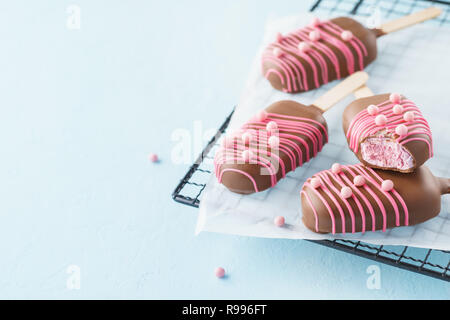 De la guimauve en forme de glace et décoré avec des bonbons roses. Banque D'Images