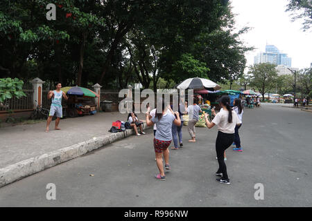 Un groupe de jeunes adolescents philippins pour effectuer la formation flash mob dans la rue dans le Agrifina Cercle, Parc Rizal, Philippines Manille Banque D'Images