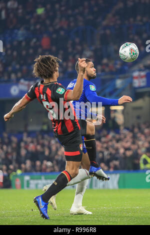 19 décembre 2018, Stamford Bridge, Londres, Angleterre ; Carabao EFL Cup, quart-de-finale, Chelsea vs Bournemouth : Ruben , Loftus-Cheek (12) de Chelsea et Nathan Ake (05) de Bournemouth en action : Crédit Fogliati Romena/News Images images Ligue de football anglais sont soumis à licence DataCo Banque D'Images