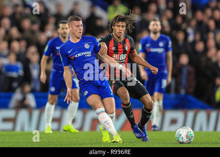 19 décembre 2018, Stamford Bridge, Londres, Angleterre ; Carabao EFL Cup, quart-de-finale, Chelsea vs Bournemouth : Nathan Ake (05) de Bournemouth et Ross Barkley (08) de Chelsea en action : Crédit Fogliati Romena/News Images images Ligue de football anglais sont soumis à licence DataCo Banque D'Images