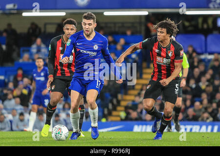 19 décembre 2018, Stamford Bridge, Londres, Angleterre ; Carabao EFL Cup, quart-de-finale, Chelsea vs Bournemouth : Mateo Kovacic (17) de Chelsea et Nathan Ake (05) de Bournemouth en action : Crédit Fogliati Romena/News Images images Ligue de football anglais sont soumis à licence DataCo Banque D'Images