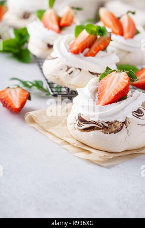Pavlova les gâteaux avec la crème et les baies d'été frais. Banque D'Images