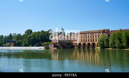 Ancienne usine Brusson Jeune complexe à côté de la rivière Tarn à Villemur sur Tarn France Banque D'Images