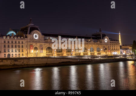 Musée d'Orsay à Paris la nuit Banque D'Images