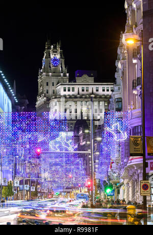 Les lumières de Noël à la rue Gran Via avec Telefonica bâtiment à l'arrière-plan. Madrid. L'Espagne. Banque D'Images