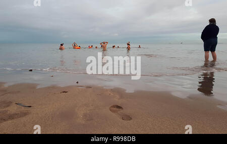 Les gens vont pour un lever de nager dans la baie en coopération, pour célébrer le solstice d'hiver. Banque D'Images