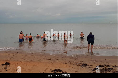 Les gens vont pour un lever de nager dans la baie en coopération, pour célébrer le solstice d'hiver. Banque D'Images