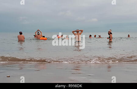 Les gens vont pour un lever de nager dans la baie en coopération, pour célébrer le solstice d'hiver. Banque D'Images