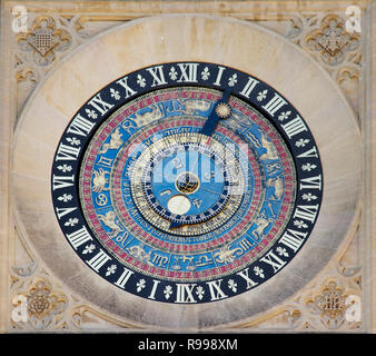 Londres, Royaume-Uni - Mai 11, 2018. Horloge astronomique de Hampton Court. L'horloge a été entièrement restauré en 2007 et 2008. Londres, Royaume-Uni - 11 mai 2018 Banque D'Images
