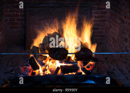 Londres, Royaume-Uni - Mai 11, 2018. La cuisson sur un feu ouvert à Hampton Court Palace. Londres, Royaume-Uni - 11 mai 2018 Banque D'Images