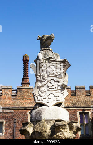 Londres, Royaume-Uni - Mai 11, 2018. Sculptures en pierre à Hampton Court Palace qui a été construit pour le Cardinal Thomas Wolsey 1515, devint plus tard le roi Henr Banque D'Images