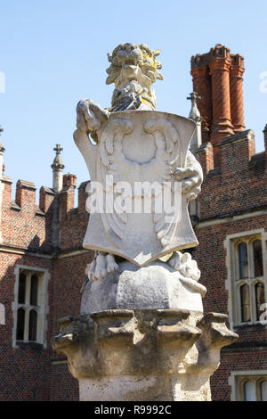 Londres, Royaume-Uni - Mai 11, 2018. Sculptures en pierre à Hampton Court Palace qui a été construit pour le Cardinal Thomas Wolsey 1515, devint plus tard le roi Henr Banque D'Images