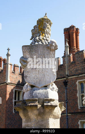 Londres, Royaume-Uni - Mai 11, 2018. Sculptures en pierre à Hampton Court Palace qui a été construit pour le Cardinal Thomas Wolsey 1515, devint plus tard le roi Henr Banque D'Images