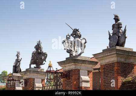 Londres, Royaume-Uni - Mai 11, 2018. Entrée de Hampton Court Palace, qui a été construit pour le Cardinal Thomas Wolsey 1515, devint plus tard le Roi Henry VIII r Banque D'Images