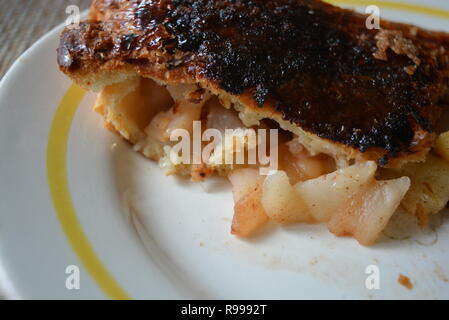 Nourriture, cuisine maison, nourriture. Délicieux strudel maison, roulé avec des pommes et de la cannelle à base de pâte levée. Banque D'Images