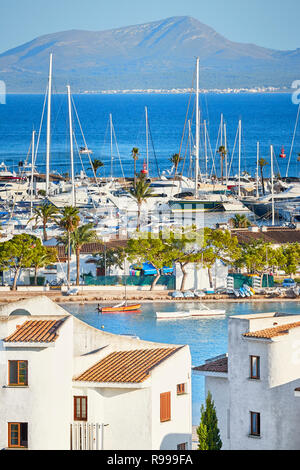 Port d'Alcudia, principal centre touristique dans le nord de Majorque, Espagne. Banque D'Images