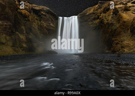 Skogafoss est une icône dans le fascinatimg les paysages. Banque D'Images