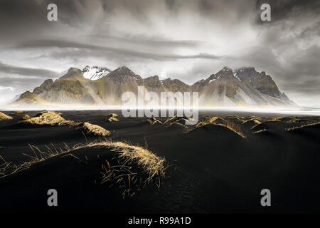 Paysages à Impressice Vestrahorn avec la touche d'une autre planète. Banque D'Images