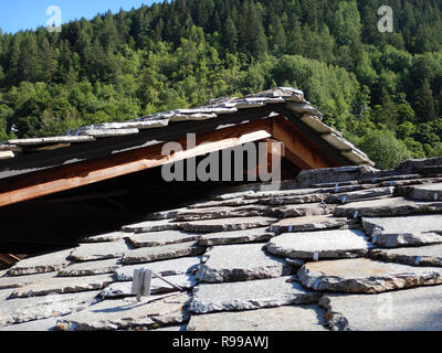 Les toits en ardoise à Verrand, vallée d'Aoste - Italie Banque D'Images