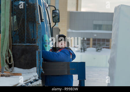 Le pilote se concentre sur manipulateur hydraulique de commande de grue Banque D'Images