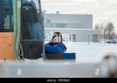Le pilote se concentre sur manipulateur hydraulique de commande de grue Banque D'Images