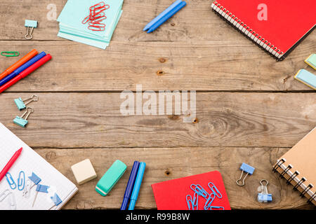 Des blocs-notes, des documents, des marqueurs et autres articles de papeterie sur table en bois brun Banque D'Images