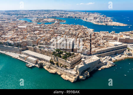 La Valette, capitale historique de Malte, Grand Harbour, Gzira et Sliema communes, Manoel Island dans la baie de Marsamxett à partir de ci-dessus. Gratte-ciel de Paceville est située dans l'arrière-plan. Vue aérienne de Malte. Banque D'Images