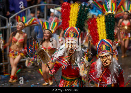 Tobas danseurs dans des costumes colorés d'effectuer lors de l'assemblée annuelle du carnaval d'Oruro. Banque D'Images