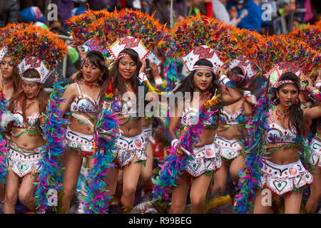 Tobas danseurs dans des costumes colorés d'effectuer lors de l'assemblée annuelle du carnaval d'Oruro. Banque D'Images