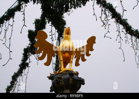 GOSLAR, Basse-Saxe, Allemagne - le 21 décembre 2018 : l'aigle impérial de Goslar médiéval dans le centre historique de la ville. Banque D'Images