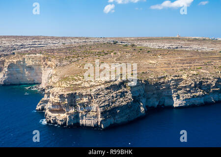 Les falaises et les lagons bleus de l'île de Gozo vu de dessus. Vue aérienne de Gozo, Malte. La rotonde de Xewkija (Casal Xeuchia) est le plus grand de l'île de Gozo et son dôme domine l'île partout. Banque D'Images