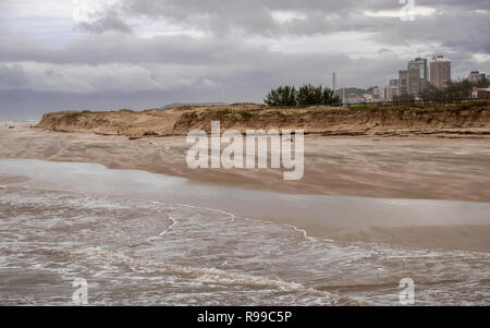 Vue de la plage sur un jour très venteux en hiver. Ville au centre-ville en arrière-plan. La plage de Torres, Rio Grande do Sul, Brésil. Banque D'Images