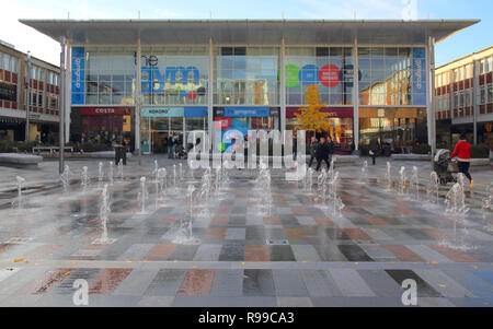 Des fontaines dans le Queens Square dans le centre de Crawley West Sussex Banque D'Images