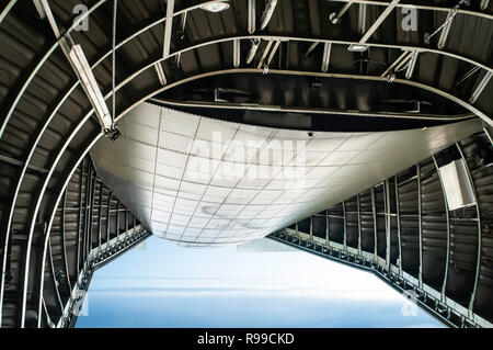 Intérieur de l'avion militaire. Porte ouverte au cours de la voler. L'équipement militaire dans le jet. Concept de guerre et de conflit. Banque D'Images