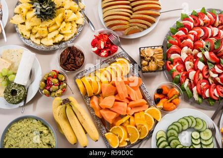 Vue de savoureux produits frais délicieux et sains, pour la plupart, des fruits, des prêts pour le petit déjeuner. Banque D'Images