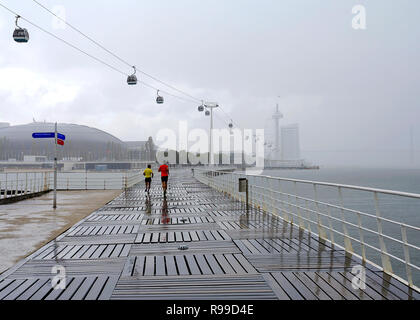 Quelques cours à l'tage avec câble en fer voiture Parque das Nacoes - Nation Park dans un jour de pluie, Lisbonne, Portugal. Les gens le jogging. Banque D'Images