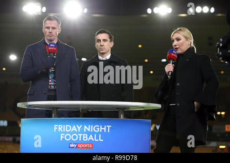 Jamie Carragher (à gauche) et Gary Neville (au centre), experts du sport Sky, aux côtés de la présentatrice Kelly Cates, avant le match de la Premier League à Molineux, Wolverhampton. Banque D'Images