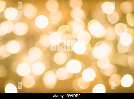 Bokeh flou lumineux Noël fond doré. Lumières de Noël. L'or de vacances Nouvelle Année Résumé Un arrière-plan transparent d'étoiles et d'Étincelles. Banque D'Images