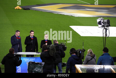 Sky Sports Experts Jamie Ryan (à gauche) et Gary Neville (au centre) aux côtés de presenter Kelly Cates avant la Premier League match à Molineux, Wolverhampton. Banque D'Images