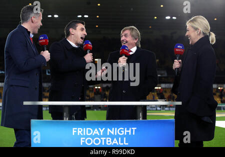 Sky Sports Experts Jamie Ryan (à gauche) et Gary Neville (deuxième à gauche) aux côtés de presenter Kelly Cates (droite) et Sir Kenny Dalglish avant le premier match de championnat à Molineux, Wolverhampton. Banque D'Images