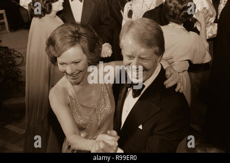 Le président Jimmy Carter et de la Première Dame Rosalynn Carter danse à une maison blanche balle au Congrès, Washington, D.C.. 1978 13 déc. Banque D'Images