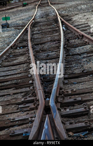 Entrecroisement de rails de chemin de fer à Vernon, une ville industrielle très à l'ombre du centre-ville de Los Angeles, Californie, USA Banque D'Images